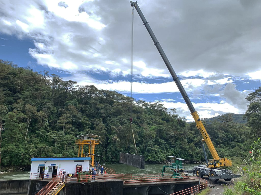 Grúa telescópica en hidroeléctrica 