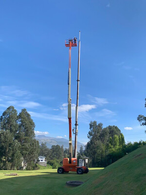 plataformas elevadoras móviles de personal telescópico trabajando en alturas 